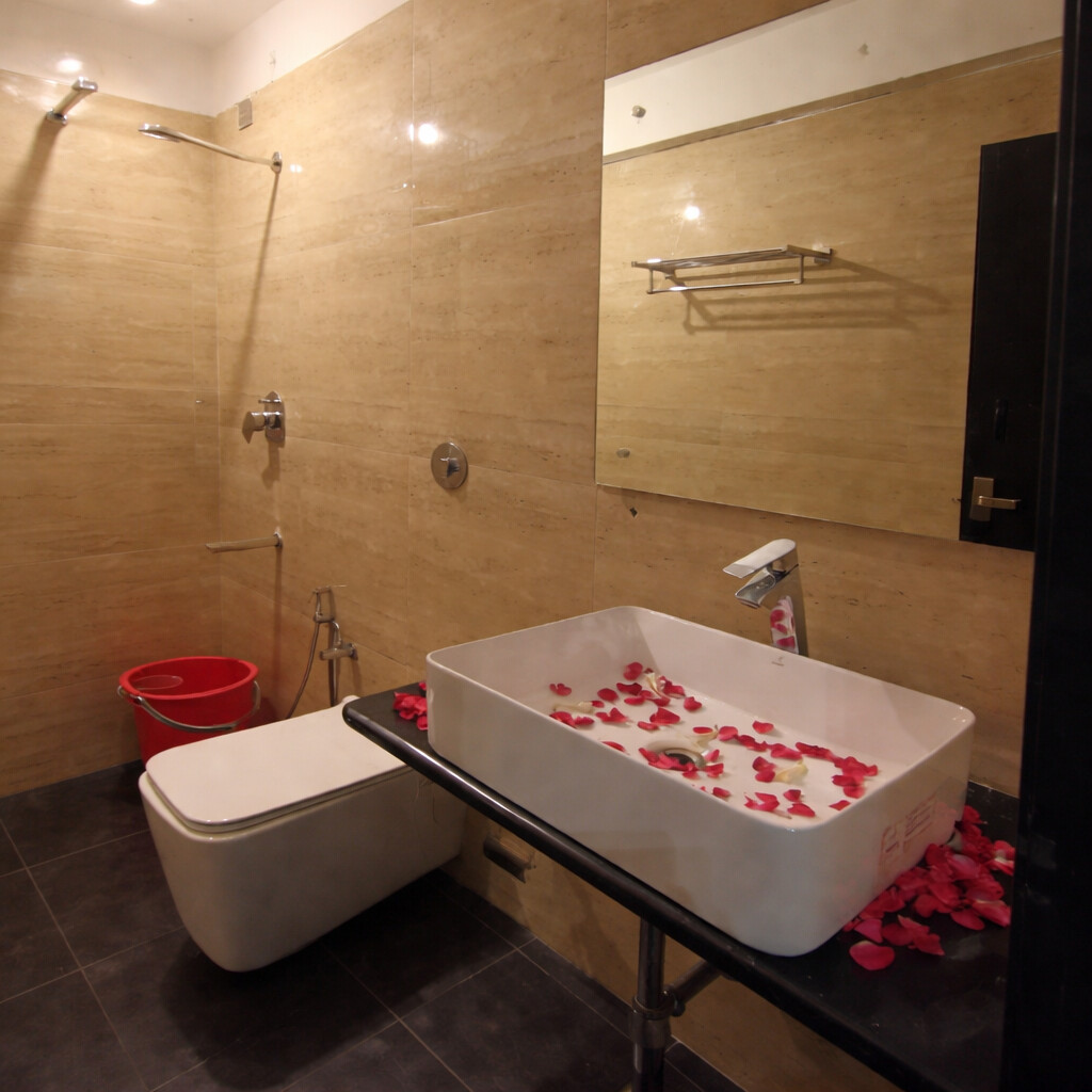 Honeymoon package luxury bathroom in Kodaikanal